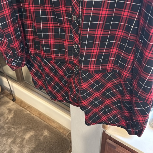 Excellent condition. Tunic button top with scalloped tail around the bottom. - Picture 2 of 7